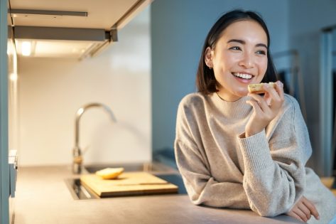 5 "Healthy Snacks For Fat Loss," According to a Dietitian