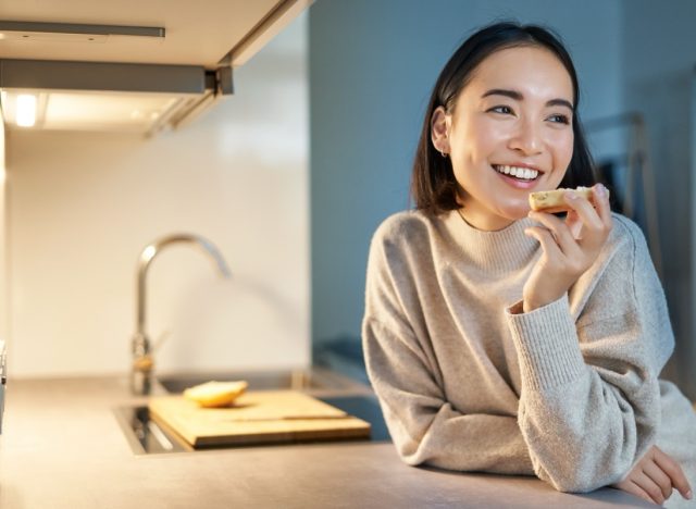 5 "Healthy Snacks For Fat Loss," According to a Dietitian