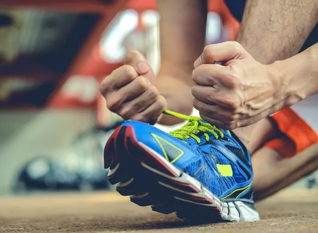 man Rope tie shoe run in gym