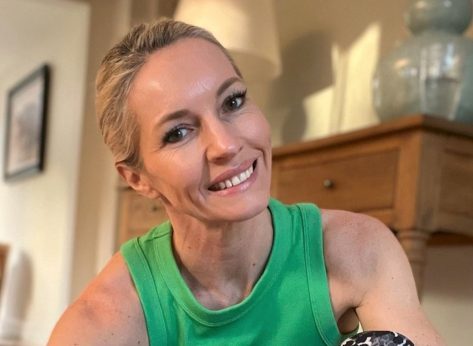 Caroline Idiens Shows Off Strong Arms And Reveals Beginner Bicep and Tricep Workout