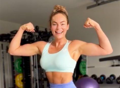 Emily Skye Flaunts Abs During Glute-Busting Workout