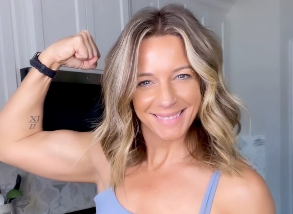 Stacey Roberts Flashes Abs And Shares Her "Lazy Day" Upper Body Workout