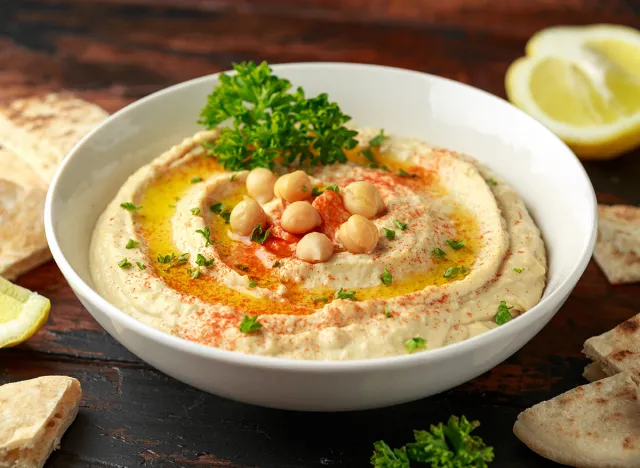 Hummus with olive oil, paprika, lemon and pita bread