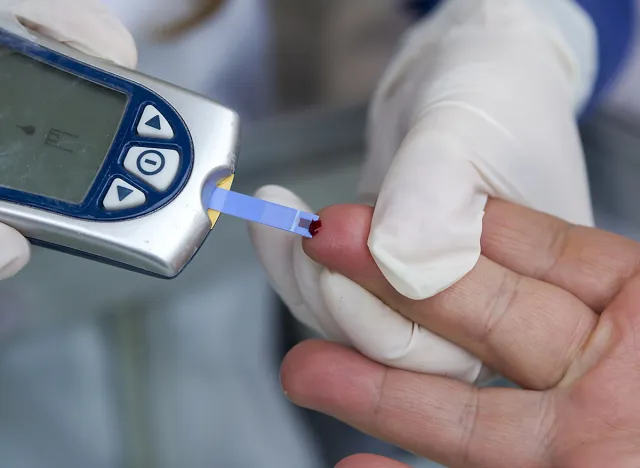 Measuring blood sugar with a blood glucose meter