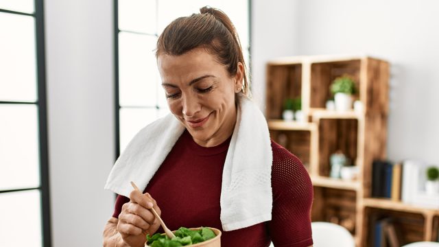 Middle,Age,Caucasian,Sporty,Woman,Eating,Salad,At,Home.