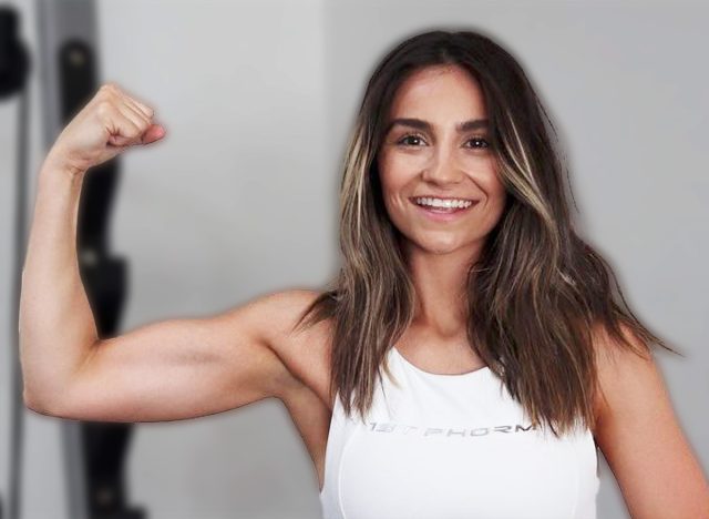 Sadie Lee Thomas in Onesie Shares "Body Shaking" 10-Minute Pilates Style WorkoutÂ