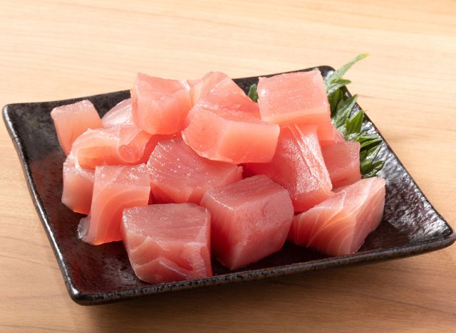 [From Shizuoka Prefecture, Japan] Yellowfin tuna (cut into cubes for sashimi)