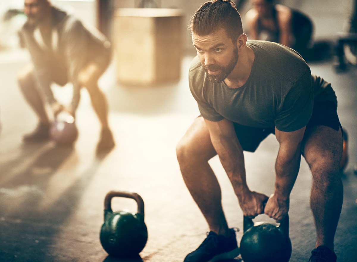 Crossfit,Fit,Young,Man,In,Sportswear,Focused,On,Lifting,A,Dumbbell, weights