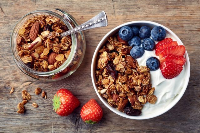 Bowl,Of,Homemade,Granola,With,Yogurt,And,Fresh,Berries,On