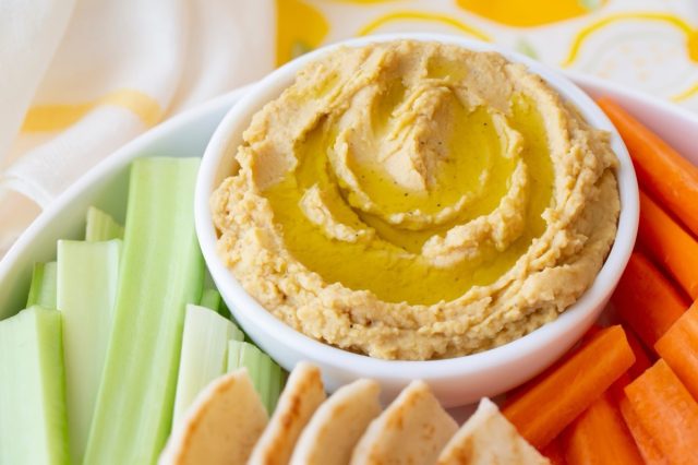 Plain,Hummus,And,Veggie,Tray,With,Pita