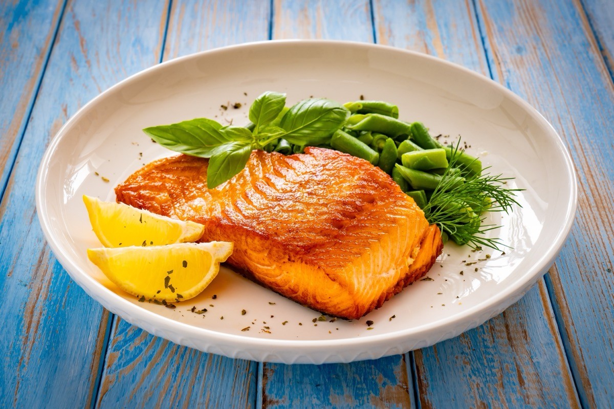 Seared,Salmon,Steak,With,Green,Bean,And,Lemons,On,Wooden