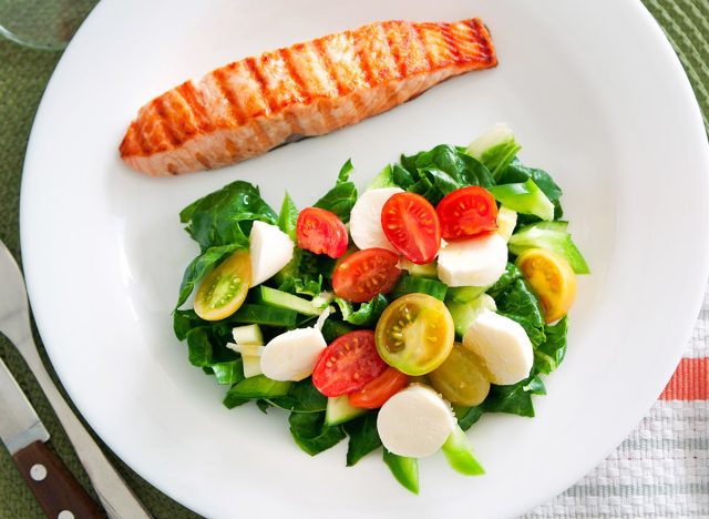 Salmon,Served,With,Mix,Salad,Veggies,Vegetables