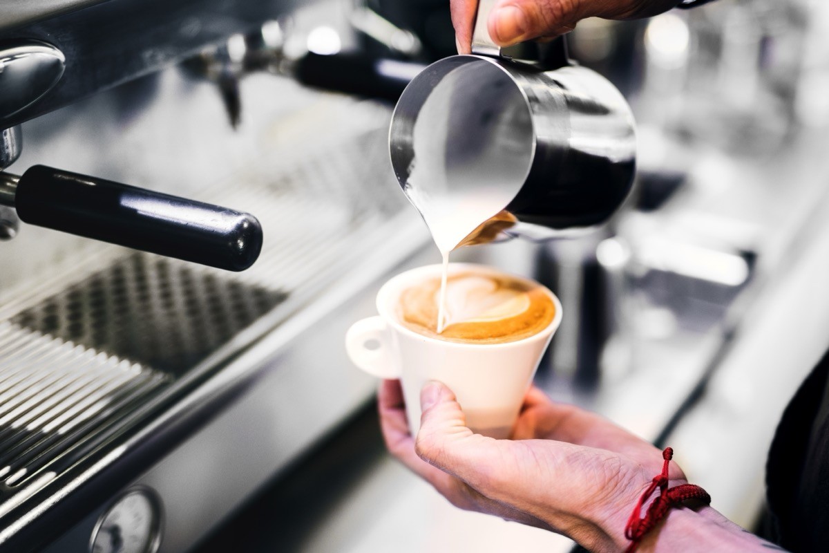 Barista,Holding,And,Preparing,Cappuccino,,Latte,Art.,Bartender,In,Apron