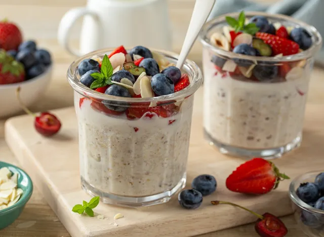 Mixed,Berries,Overnight,Oats,With,Almond,Flakes,In,Glass,Jar,