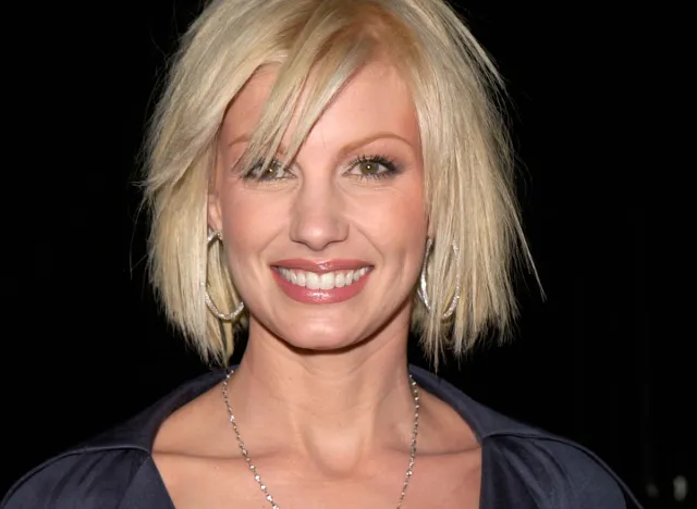 Singer FAITH HILL at the 27th Annual People's Choice Awards in Pasadena, California. 07JAN01. Paul Smith/Featureflash