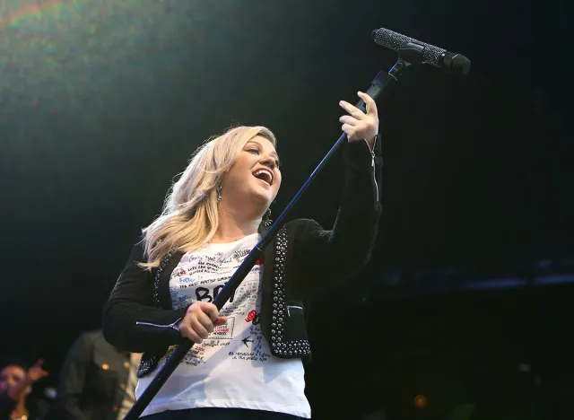 WANTAGH, NY-MAY 31: Singer Kelly Clarkson performs onstage at 103.5 KTU's KTUphoria 2015 at Nikon at Jones Beach Theater on May 31, 2015 in Wantagh, NY.